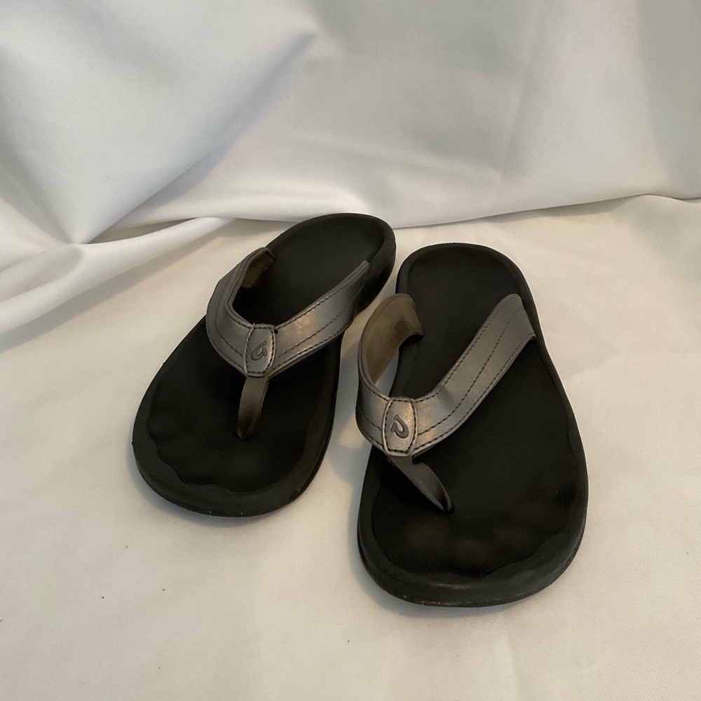 Women’s Olukai Silver Metallic Ohana Flip Flop Sandals Size 9